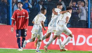 Kevin Lomónaco sufre el festejo de los jugadores de Atlético Tucumán.
