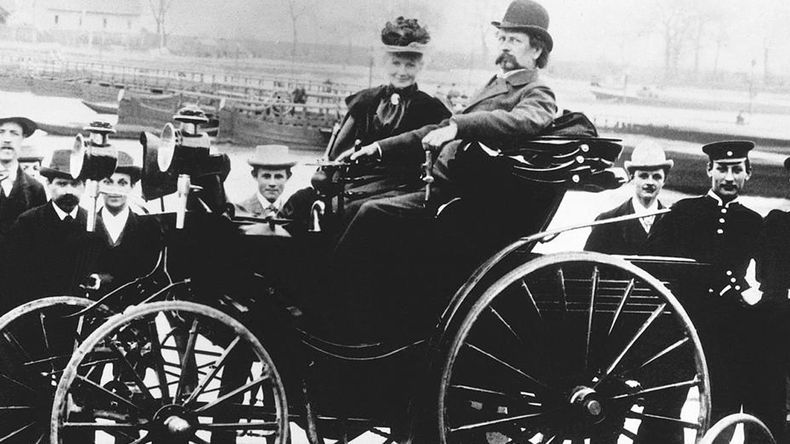 Bertha Ringer and Carl Benz.