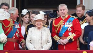 La Reina Isabel junto a su hijo, el príncipe Andrés, quien enfrenta una denuncia por abuso sexual en Estados Unidos.