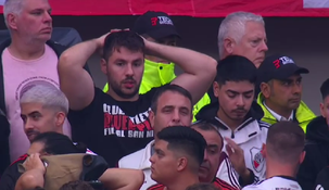 Desde las tribunas los hinchas empezaron a pedirque se detenga el encuentro.