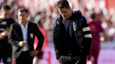 Gago es el tercer técnico que deja su cargo durante la presidencia de Riquelme. Gago es el tercer técnico que deja su cargo durante la presidencia de Riquelme.