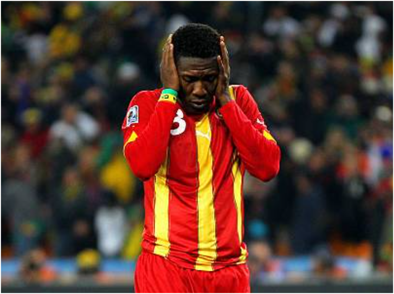 Asamoah Gyan lamentándose por fallar el penal decisivo.