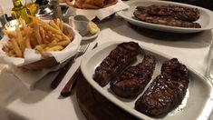 Su cocina se destaca por ofrecer cortes jugosos y perfectamente preparados, en porciones generosas ideales para compartir Su cocina se destaca por ofrecer cortes jugosos y perfectamente preparados, en porciones generosas ideales para compartir