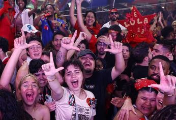 Jóvenes festejando el triunfo de Lula ayer por la noche en las calles de San Pablo.