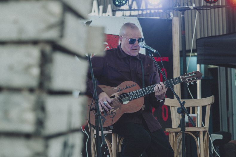 Fer Ruiz D&iacute;az, l&iacute;der de Catupecu, cerr&oacute; la gran jornada subiendo al escenario. Toc&oacute; solo y con otros m&uacute;sicos top.