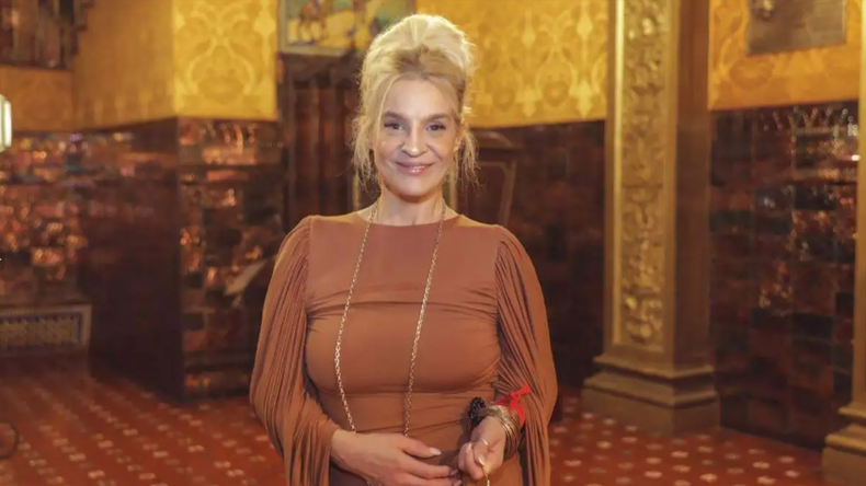 Leticia Bredice completó su look con un vestido elegante, accesorios dorados y maquillaje neutro, logrando una combinación equilibrada entre lo clásico y lo contemporáneo.