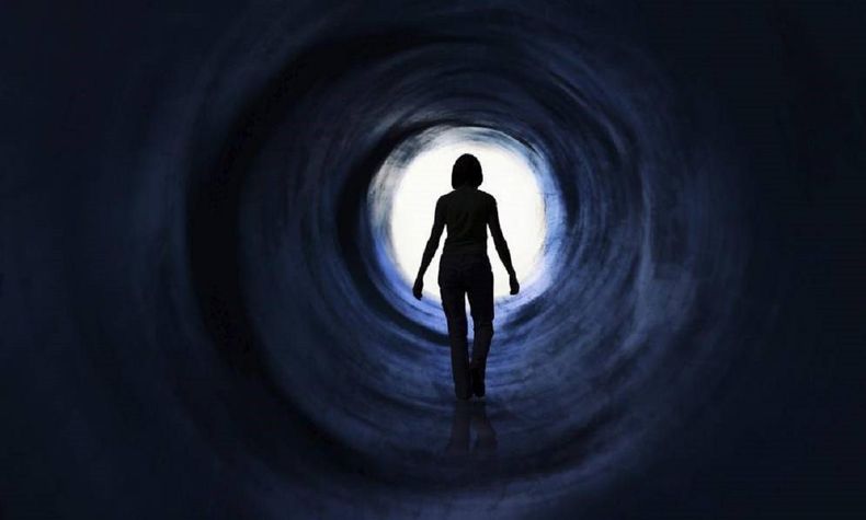 Científicos revelaron por qué las personas reviven su vida antes de morir.