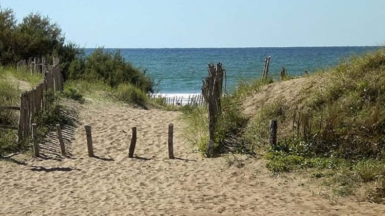 La variada oferta gastronómica de Aguas Verdes incluye pescados frescos y parrillas tradicionales frente al mar.
