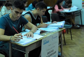El monto de las becas es de $4677 y se suman $1000 como extra por Conectividad por mes.