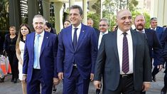 Massa estuvo en la asunción de Osvaldo Jaldo junto a otros gobernadores. Massa estuvo en la asunción de Osvaldo Jaldo junto a otros gobernadores.