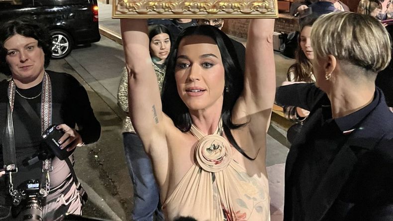Katy Perry llegó a Argentina y posó con un sorpresivo cuadro junto a sus fans.