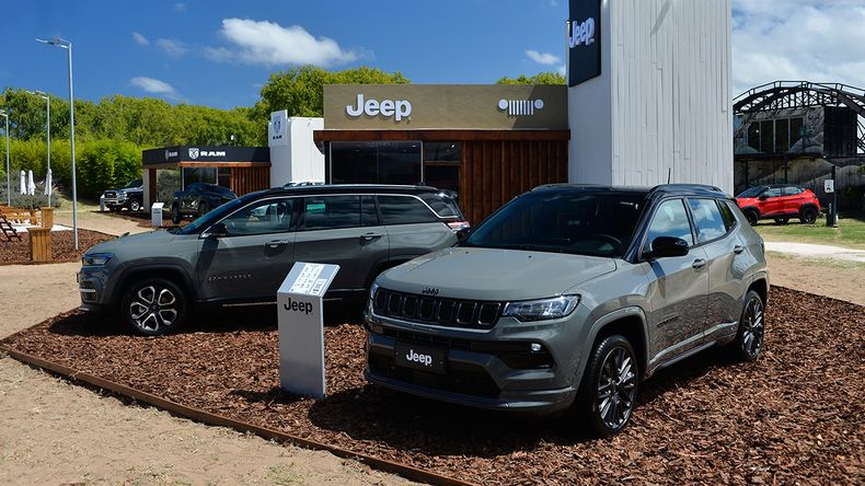 Stand de Jeep con Renegade, Compass y Commander.