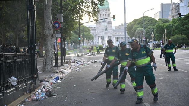 El Ministerio de Espacio Público e Higiene Urbana desplegó un operativo de limpieza que incluyó a 120 barrenderos, siete hidrolavadoras, siete camiones recolectores, 15 supervisores y ocho brigadas de acción inmediata.