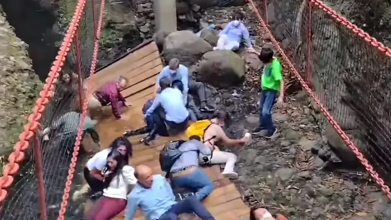 Hay 25 personas heridas