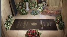 La foto oficial fue develada por la Casa Real a 5 días de su entierro. La foto oficial fue develada por la Casa Real a 5 días de su entierro.