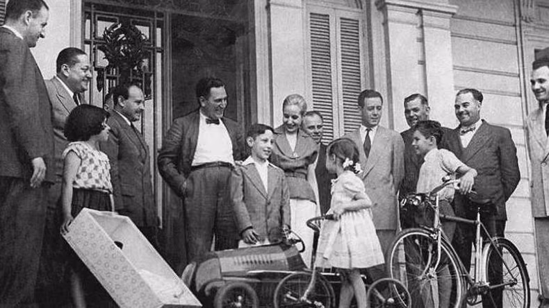 Eva y Juan Domingo Perón entregando juguetes de la Fundación 