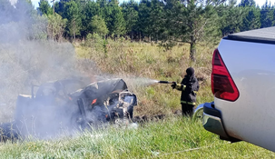 Una de las camionetas explotó por el impacto y sus ocupantes murieron calcinados.