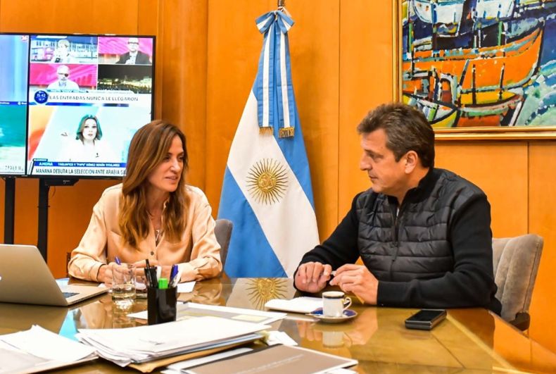 Tolosa Paz junto a Massa.