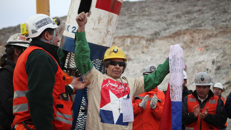 Mario Gómez, el minero chileno más longevo que fue rescatado de la mina San José en 2010, falleció el sábado 21 de septiembre de 2024 a los 74 años, por problemas de salud relacionados con la silicosis, una enfermedad pulmonar.