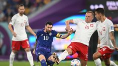 El capitán celebró el triunfo. El capitán celebró el triunfo.