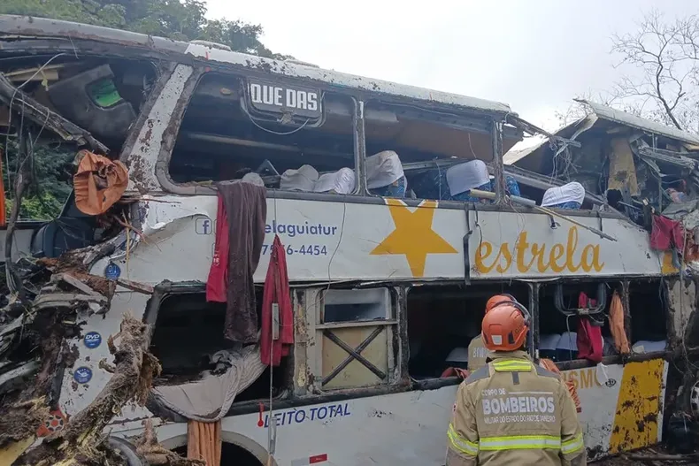El rodado pertenece a la empresa Estrela Guia Turismo y llevaba a 47 personas.