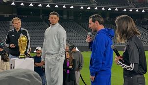 Messi volvió a tener entre sus manos la Copa del Mundo original obtenida en Qatar 2022 Messi volvió a tener entre sus manos la Copa del Mundo original obtenida en Qatar 2022