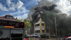 Más de 50 residentes fueron evacuados del edificio, muchos de ellos, adultos mayores Más de 50 residentes fueron evacuados del edificio, muchos de ellos, adultos mayores