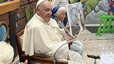 El papa Francisco se entrevistó con la religiosa Geneviève Jeanningros, la sobrina de Léoni Duquet. El papa Francisco se entrevistó con la religiosa Geneviève Jeanningros, la sobrina de Léoni Duquet.