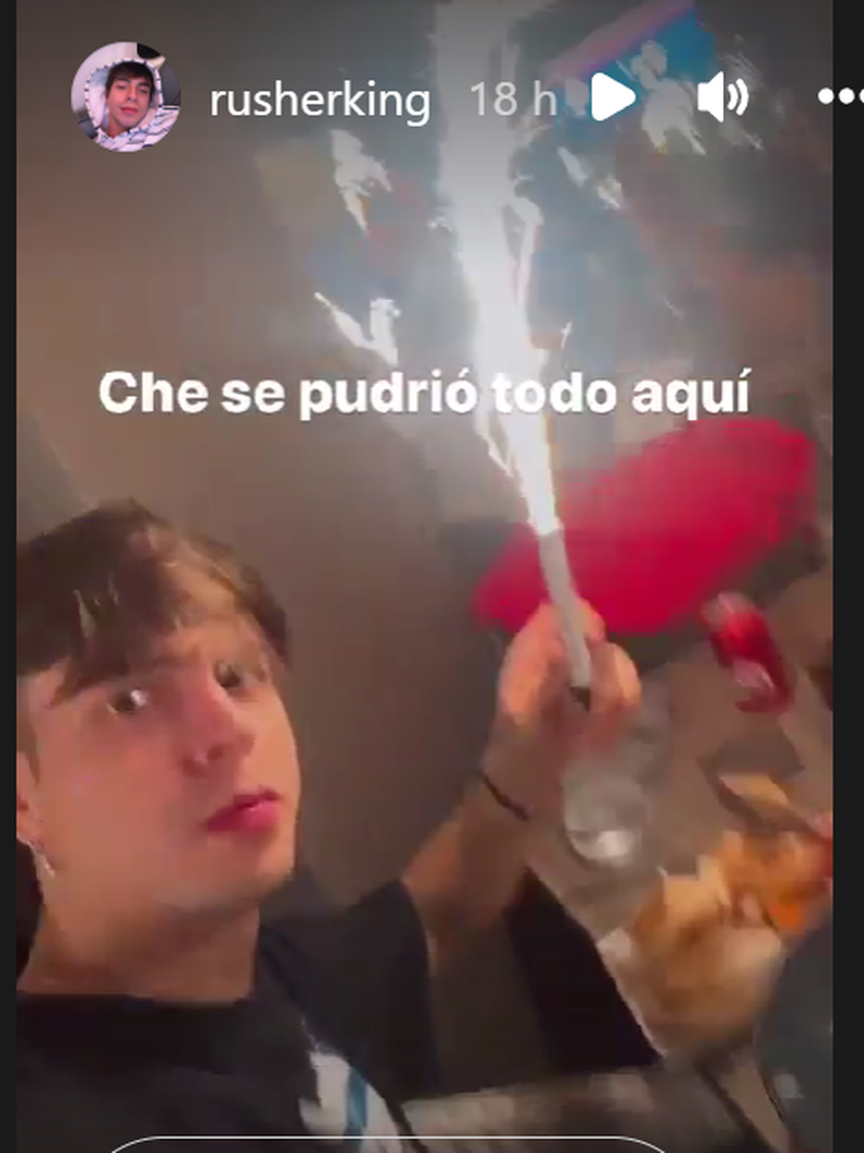 Rusherking mostró a la modelo junto a él en un festejo en el hotel.