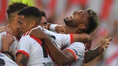 Todos abrazan a Miguel Borja, autor de tres tantos contra Vélez. Todos abrazan a Miguel Borja, autor de tres tantos contra Vélez.