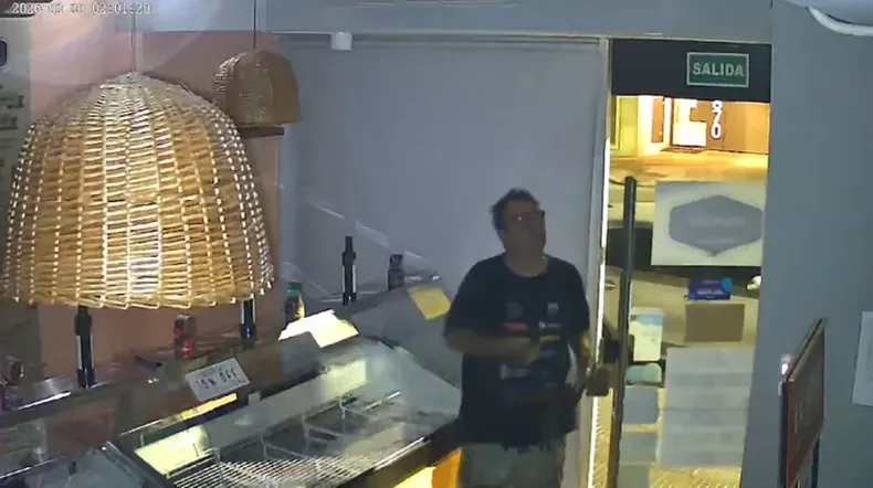 Así robaba el reconocido mecánico en los negocios de su barrio.