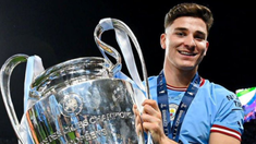 El delantero campeón mundial se mostró contento por la victoria del campeonato europeo. El delantero campeón mundial se mostró contento por la victoria del campeonato europeo.