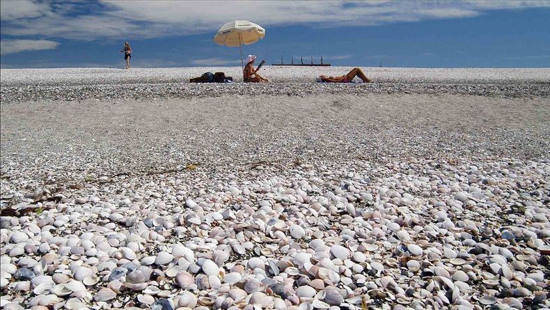 El turismo en Las Grutas se fortalece por sus aguas templadas, playas extensas y servicios orientados a familias durante el verano.