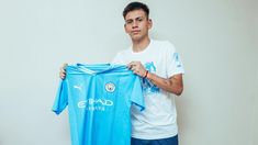 El City compartió la primera foto de Echeverri posando con la camiseta. El City compartió la primera foto de Echeverri posando con la camiseta.