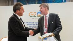 Massa juntp a Jay C. Shambaugh, funcionario del Tesoro de los Estados Unidos.