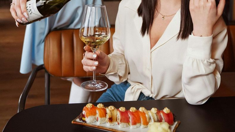 La exploración de distintas cepas y estilos de vinos blancos abre la puerta a maridajes tan inesperados como exquisitos