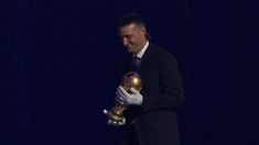 Scaloni ingresó con la Copa del Mundo. Scaloni ingresó con la Copa del Mundo.