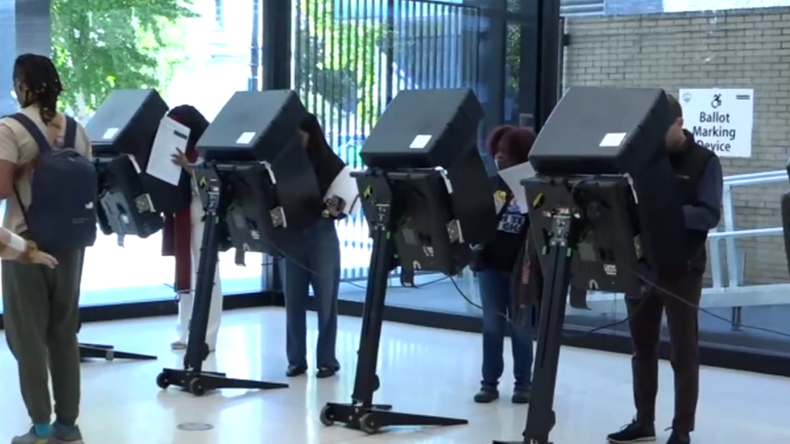C5N recorrió un centro de votación con máquinas electrónicas.