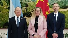 El embajador Wang Wei, Karina Milei y Diego Sucalesca.