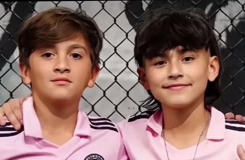 Thiago Messi junto a Roger, su compañero de fútbol en la academia de Inter Miami. 