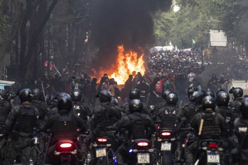 El seminario discute sobre violencia institucional.