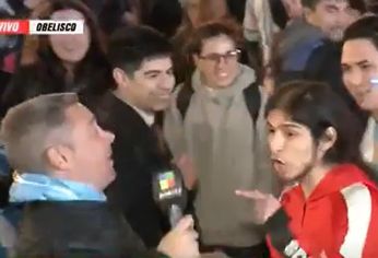 El momento en el que el periodista es atacado por el supuesto influencer.&nbsp;