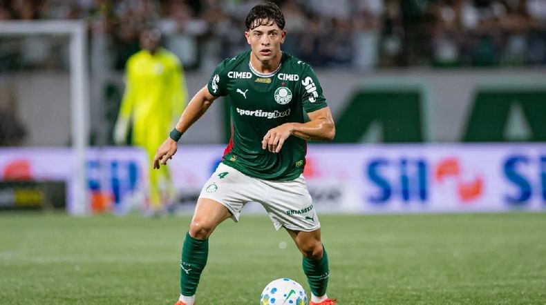 Agustín Giay, de 22 años, debutó en San Lorenzo, participó en selecciones juveniles y milita en Palmeiras de Brasil.