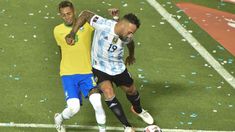 Otamendi golpeó con su codo el rostro de Raphinha. Otamendi golpeó con su codo el rostro de Raphinha.