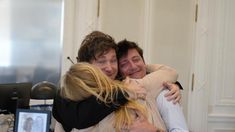 Santiago Caputo se abraza con los hermanos Milei.