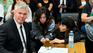 Dalma y Gianinna durante el juicio por la muerte de Maradona, anulado por el escándalo. Dalma y Gianinna durante el juicio por la muerte de Maradona, anulado por el escándalo.