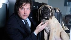 Javier Milei habla con su perro fallecido en 2017 mediante una médium.