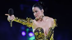 Katy Perry consiguió una cifra de nueve dígitos por sus cinco álbumes. Katy Perry consiguió una cifra de nueve dígitos por sus cinco álbumes.