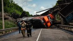 Rusia acusó a Ucrania por el colapso de dos puentes. Rusia acusó a Ucrania por el colapso de dos puentes.