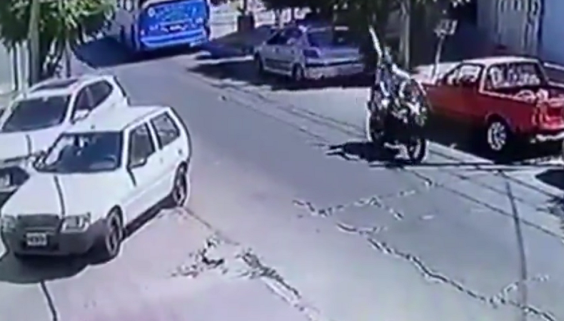 Delincuentes balearon un colectivo que frustró un robo y asesinaron a una mujer en San Justo.